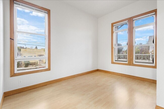 Building Photo - 1702 Paru St