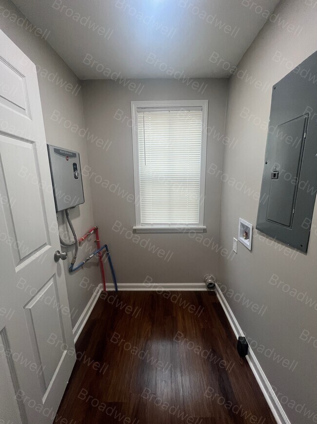 Building Photo - 1860 Broadwell St SW