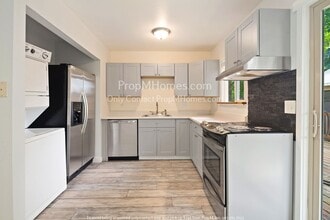 Building Photo - Updated Two Bedroom Duplex in SE!