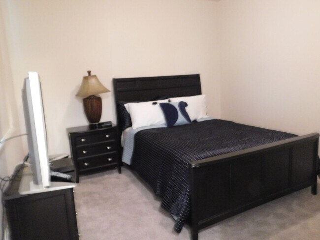 Building Photo - Fully Furnished 3BR/3BA Twnhs w/Prkg for 2 - Available Now