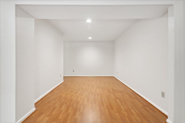 Building Photo - Bright 2 Bedroom Townhome in Williamsburg VA with Finished Lower Level & Private Balcony