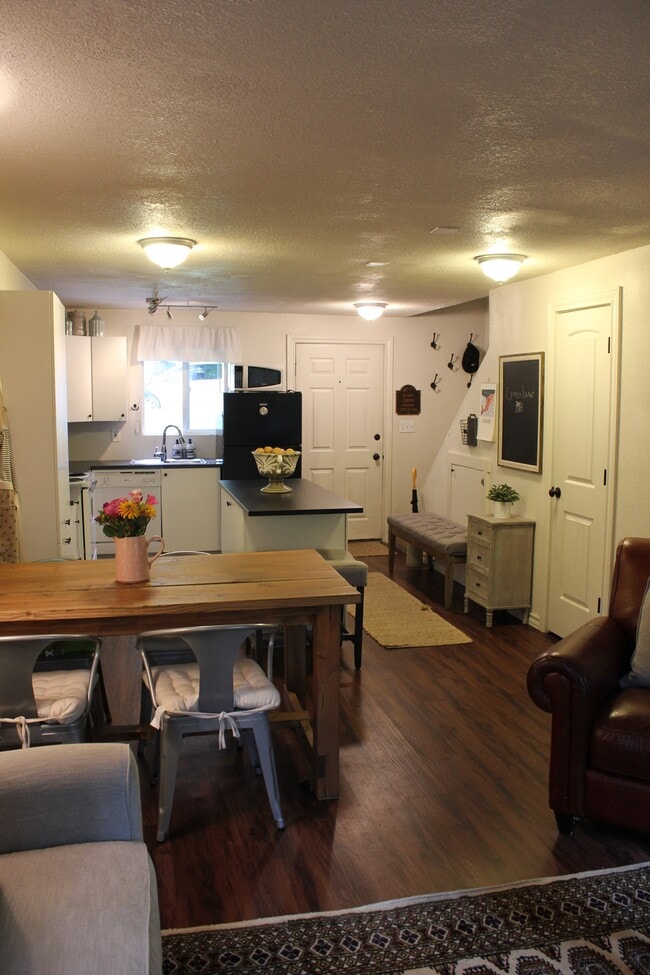 Building Photo - Santee court