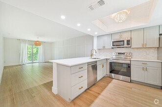 Building Photo - ** Must See ~ Rarely Available 2/2 in Palm...