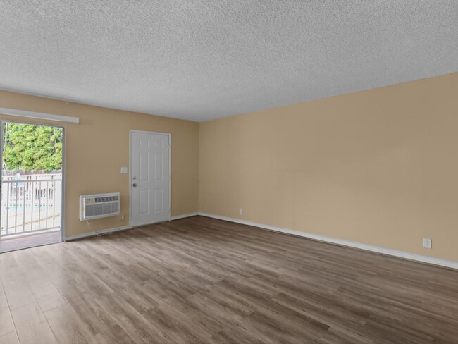 Interior Photo - 14332 Riverside Drive,