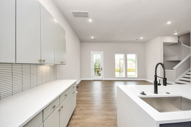 Building Photo - 783 Mansfield St