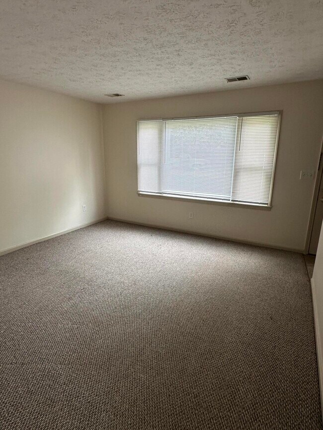 Building Photo - 1104 Collins Ln