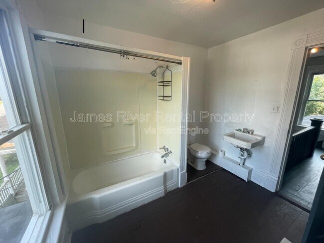 Building Photo - 2019 Main St