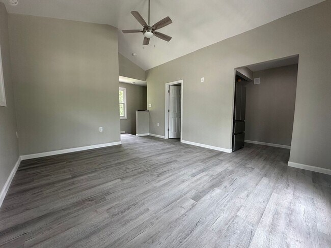 Building Photo - 607 New River Dr