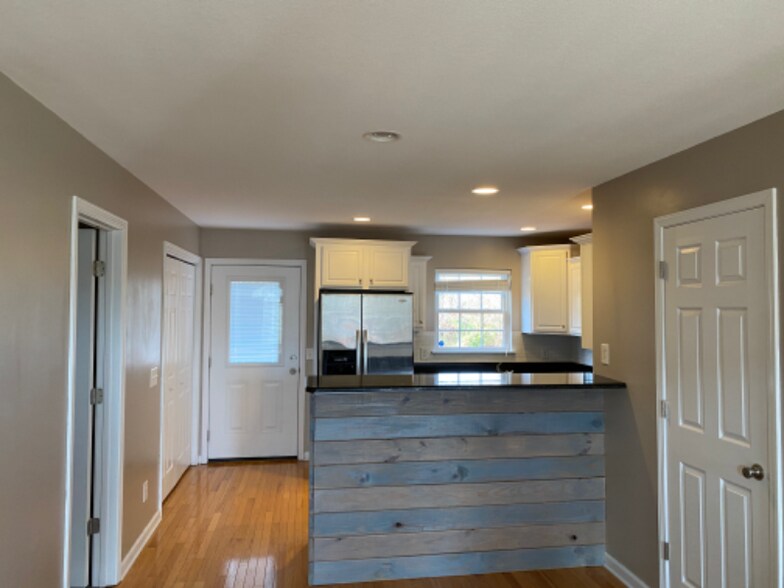 Building Photo - 182 Montvale Rd