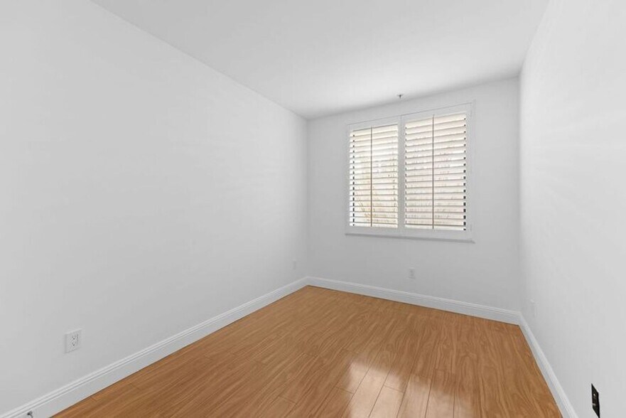 Building Photo - Modern 3 Bed, 2 Bath Condo for Lease – 1,320 Sq Ft – Prime Sherman Oaks Location