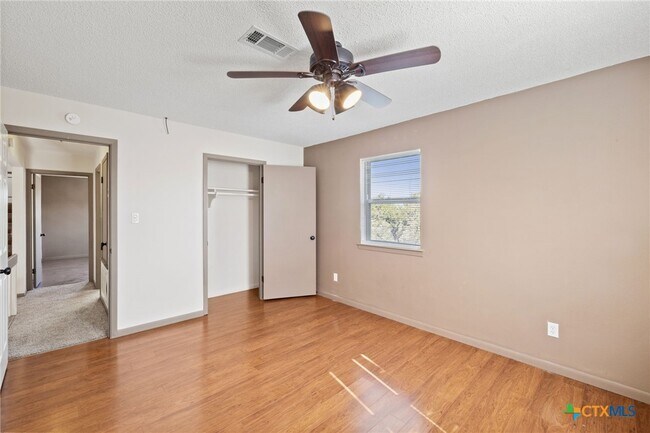 Building Photo - 322 Oakwood Loop