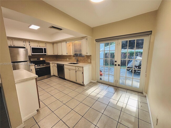 Building Photo - 1050 SW 2nd Ave