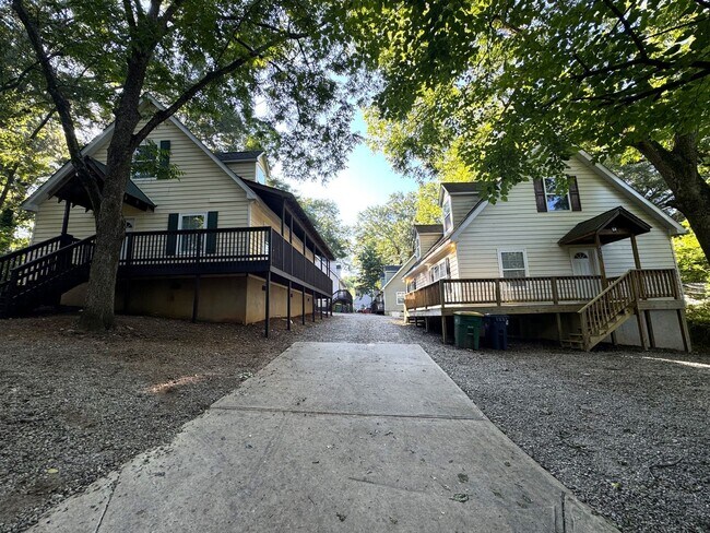 Building Photo - 4br House FOR RENT - less than 1 mile from campus - FALL 2026 PRELEASE