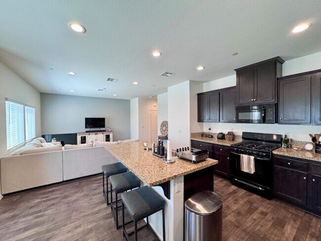 Building Photo - Beautiful 3 bedroom Town house available f...