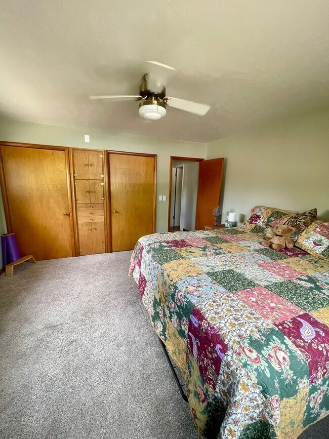 Building Photo - Furnished 3 bedroom/2bath close to Garden of the Gods