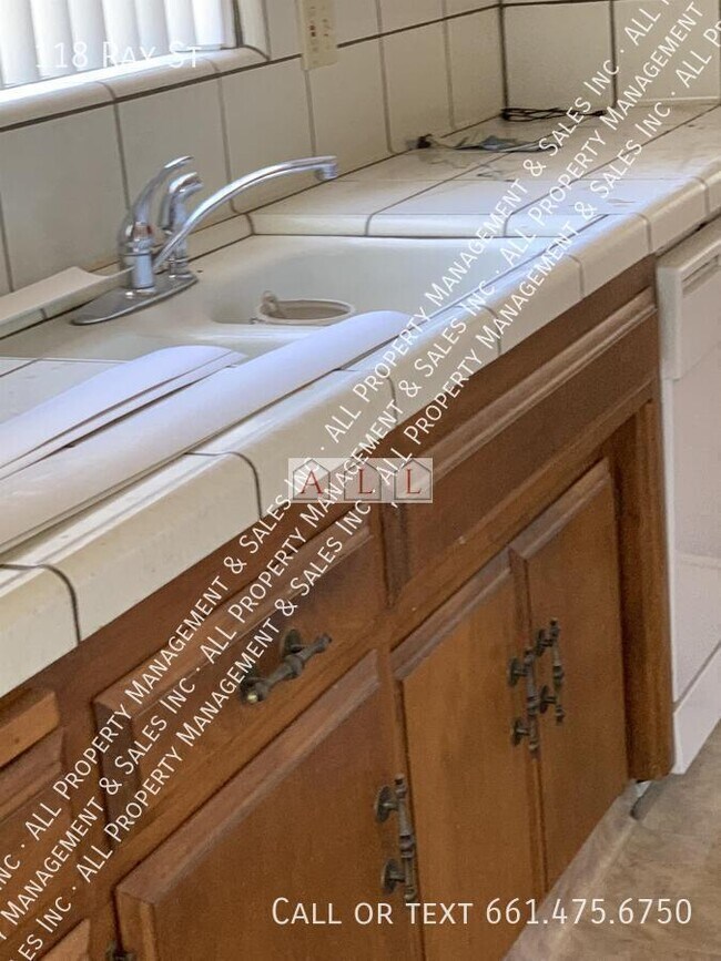 Building Photo - 118 Ray St