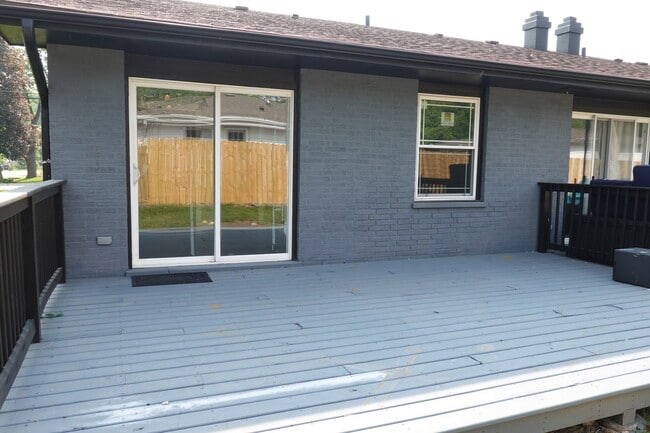 Building Photo - 260 N Slusser St