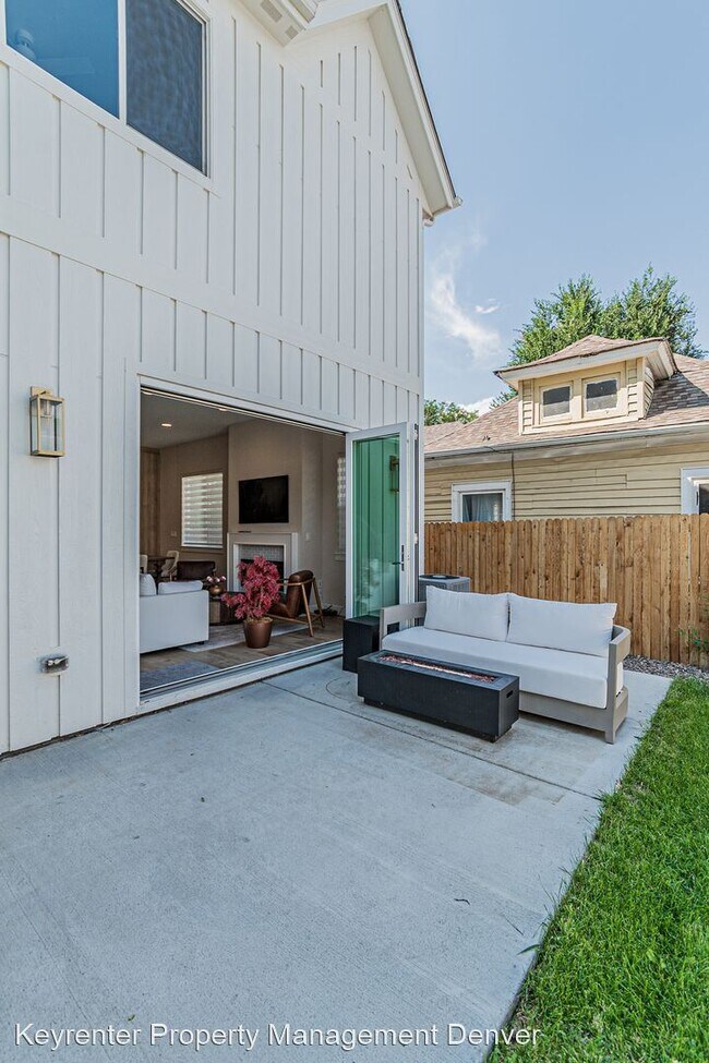 Building Photo - 4 br, 3.5 bath House - 2570 South Cherokee...