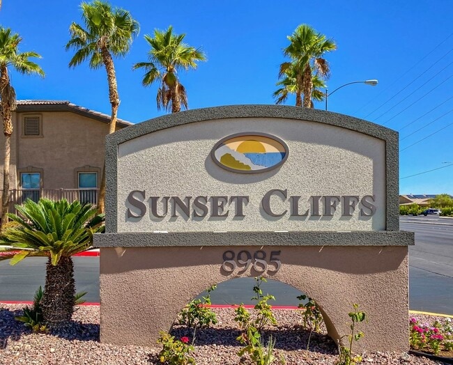 Building Photo - 3 Bedroom 1 3/4 bath condo ready for move in located in wonderful Mountains Edge .