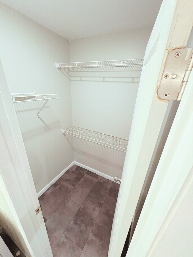 Building Photo - Open ranch home on a culdesac