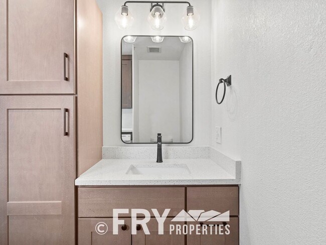 Building Photo - Updated Home near Downtown Denver