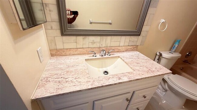 Building Photo - 3040 NE 16th Ave