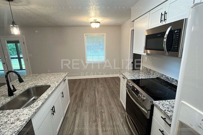 Building Photo - Stunning 4 Bed/2 Bathroom Home in West Mob...