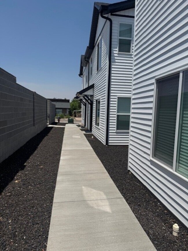 Building Photo - Student Room Rental