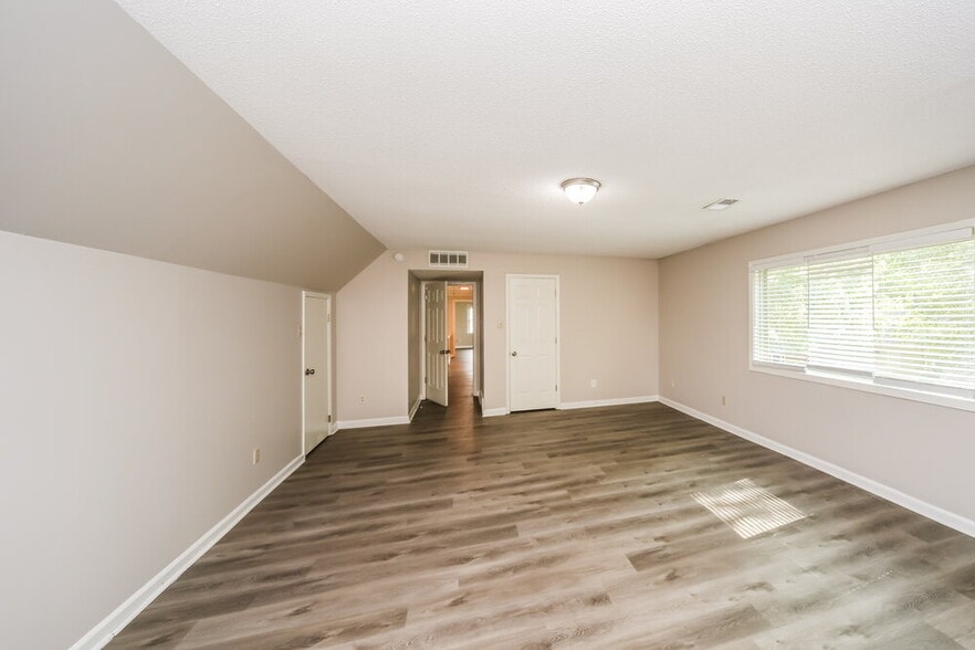 Building Photo - 5005 Cottage Ln