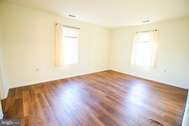 Building Photo - 102-107 Timberlake Terrace