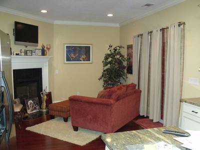 Building Photo - AVAILABLE EARLY APRIL 2026! (No Pets)