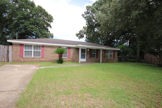 Building Photo - Move-in Ready Spacious & Pet-Friendly 3/2 ...