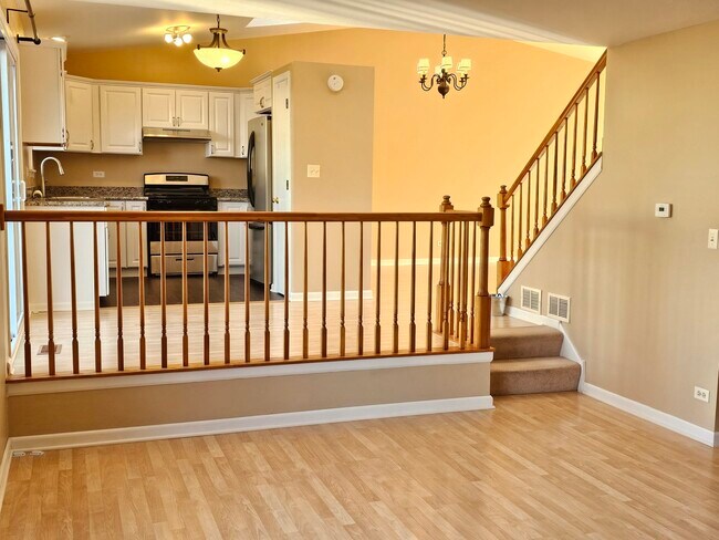 Building Photo - 2315 Meadows Ln