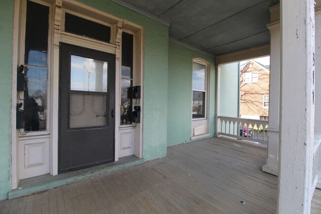 Building Photo - 1 bed, 1 bath apartment for rent in Downtown Harrisonburg!