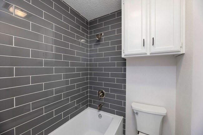 Building Photo - AVAILABLE NOW! BEAUTIFUL 3 BEDROOM HOME LO...