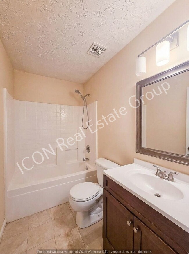 Building Photo - 4/2.5 home in a swim/tennis community