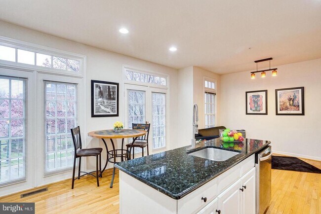 Building Photo - 819 Oak Knoll Terrace