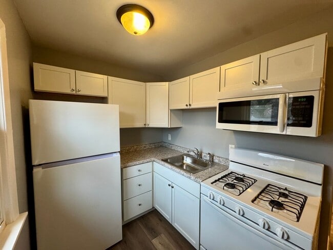 Building Photo - All Utilities Paid – Top-Floor Studio with Parking Outside Door – $850