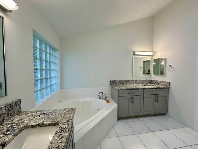 Master bath with jacuzzi - 3656 Mykonos Ct