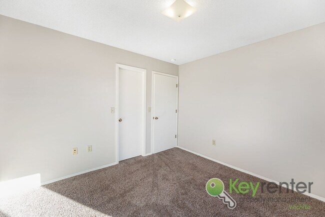 Building Photo - Stunning 3 Bed 2.5 Bath close to highways and shopping!