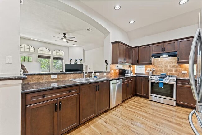 Building Photo - 976 Northampton Dr