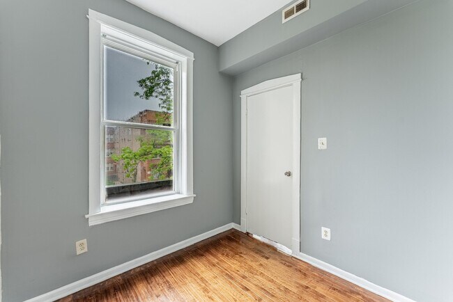 Building Photo - 1426 S Avers Ave