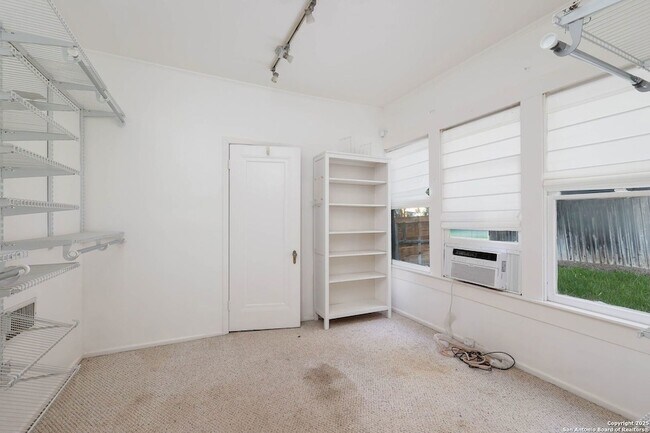 Building Photo - 418 W Rosewood Ave