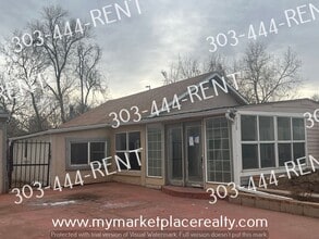 Building Photo - 2 Bedroom & 1 Bathroom Located in Denver!