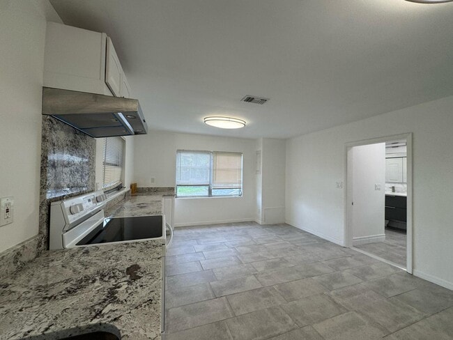 Building Photo - 333 NE 131st Ln