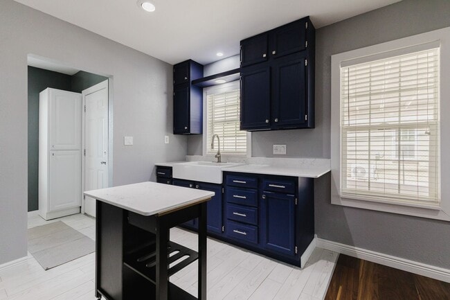 Building Photo - Adorable 2 bedroom 1 bath House