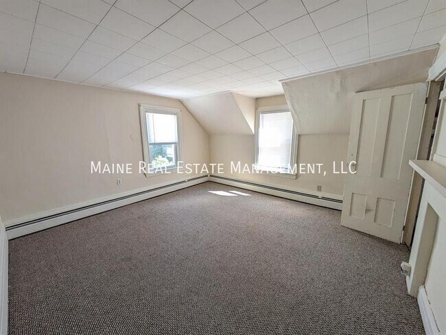 Building Photo - 15 Elm St