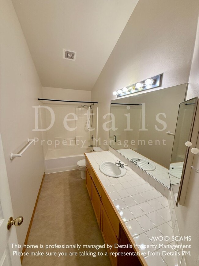 Building Photo - Nice Open Rambler in Secluded Central Kits...
