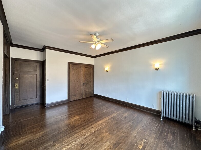 Building Photo - 1367 E 53rd St