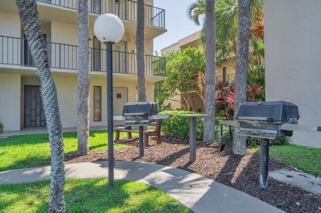 Building Photo - 17 Royal Palm Way